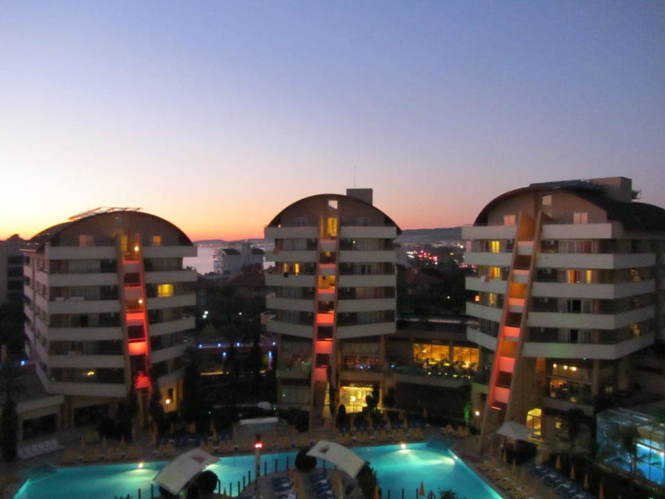 Bei Nacht vom Zimmer 1423 Alaiye Resort & Spa