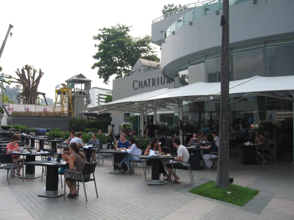 Frühstück auf der Terrasse Chatrium Hotel Riverside Bangkok