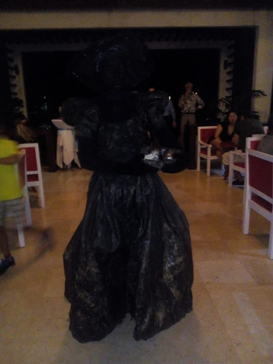 Kohlefrau in der Hotellobby Playa Cayo Santa Maria