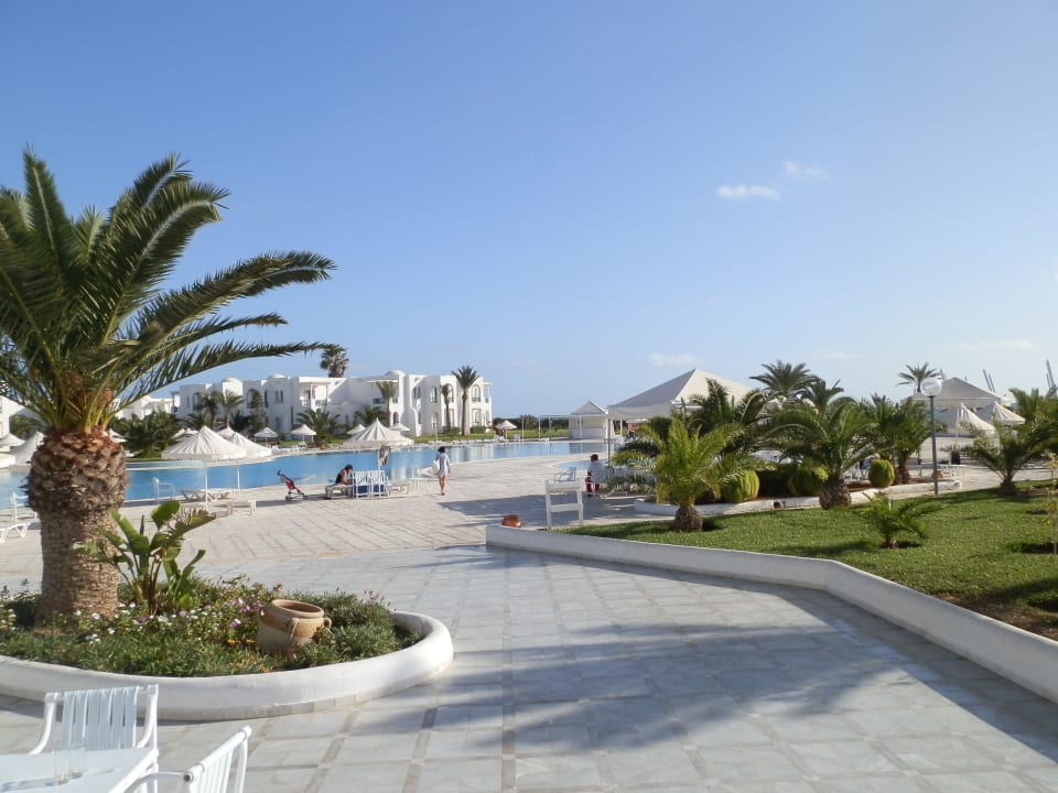 Weg vom Restaurant zum Pool Vincci Helios Beach