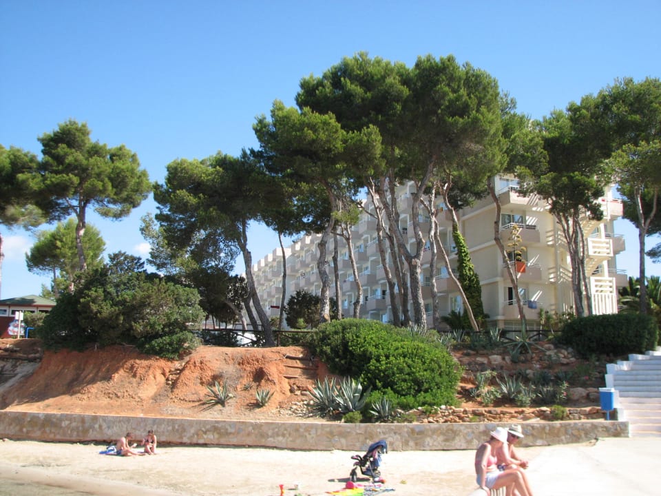 Blick vom Strand aufs Hotel Iberostar Selection Santa Eulalia Ibiza