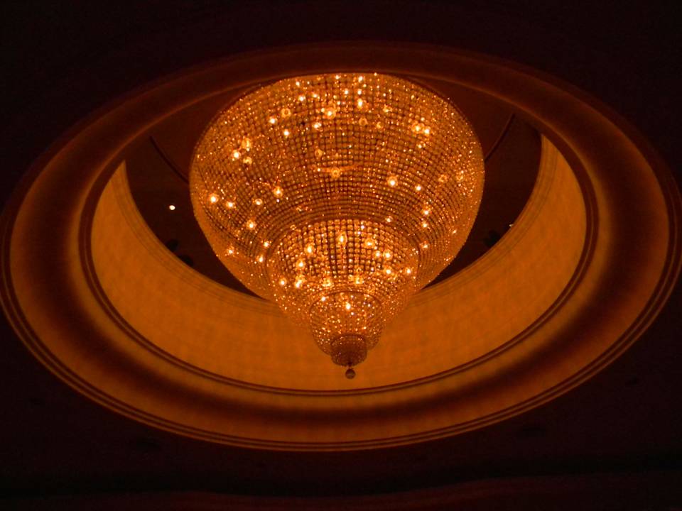 Kronleuchter im Eingangsbereich Hotel Intersur Recoleta