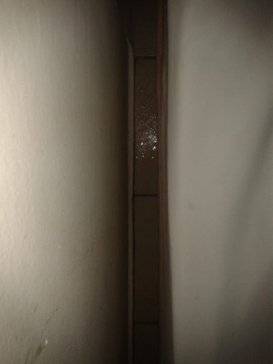 Pfütze auf und neben dem Bett von der Klimaanlage Oz Hotels Incekum Beach