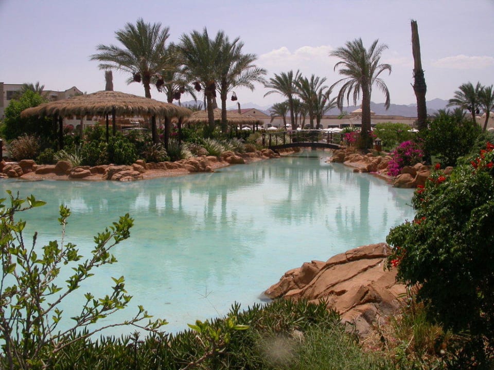 Wasserlauf durch die Hotelanlage Regency Plaza Aqua Park & Spa