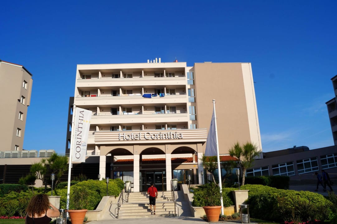 Hotel von aussen gesehen (Strassenseite) Hotel Baska