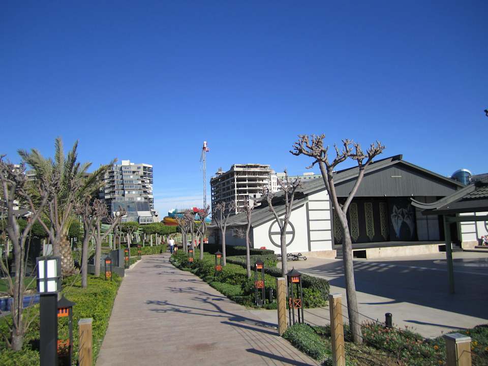 Gang durch den Garten Limak Lara Deluxe Hotel & Resort