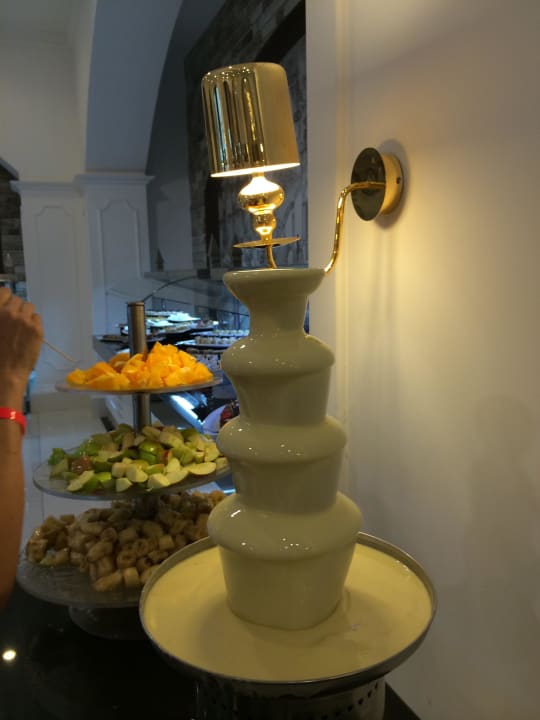 Шоколадный фонтан из белого шоколада Hotel Delphin Imperial