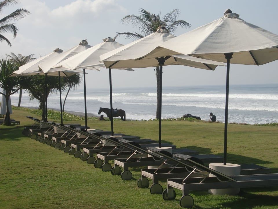 Grünstreifen vor dem Strand Soori Bali Hotel