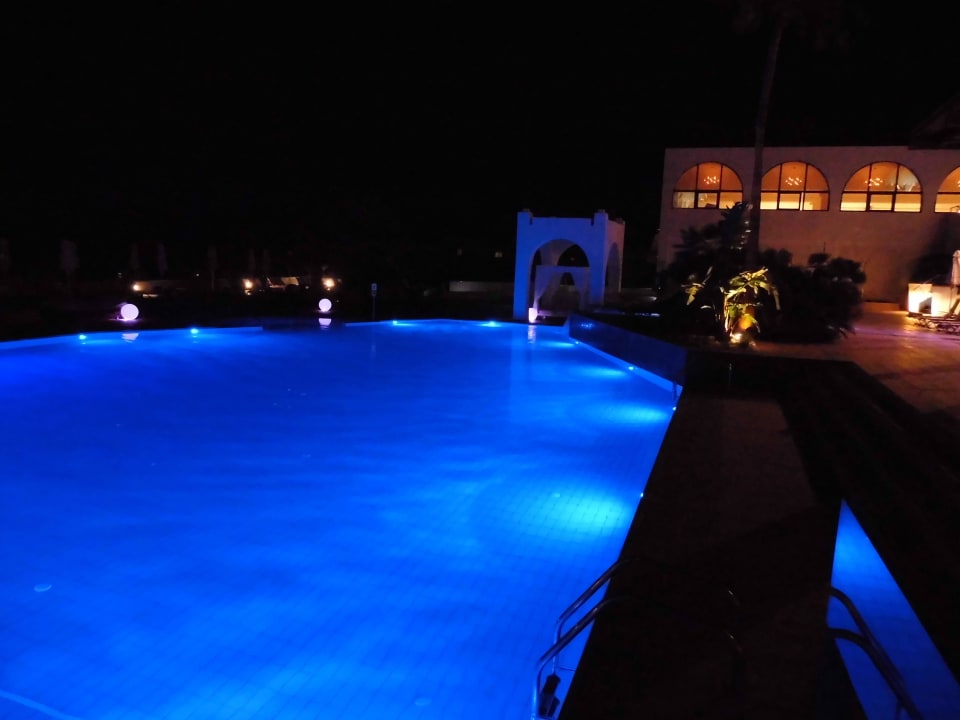 Pool bei Nacht  TUI BLUE Oceanis Beach and Spa Resort