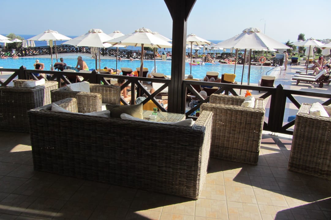 Pool oberhalb des Strandes Hotel Kalithea Horizon Royal