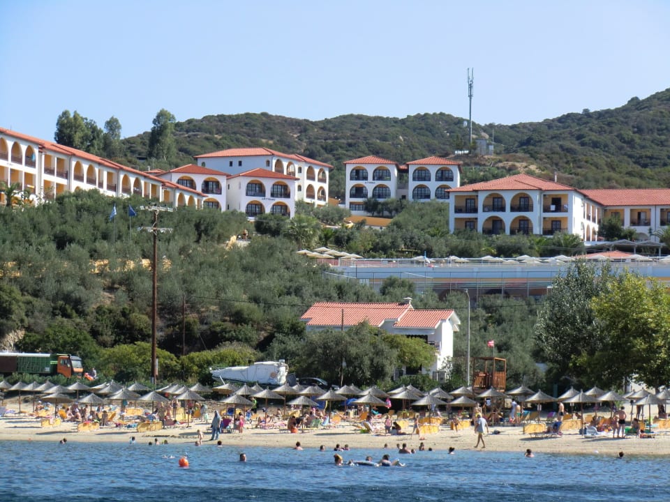 Hotelanlage vom Meer aus Akrathos Beach Hotel