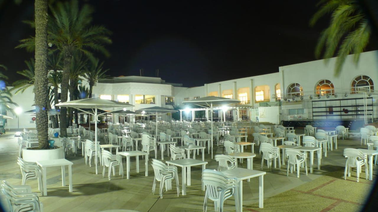 Hauptgebäude bei Nacht El Mouradi Club Kantaoui