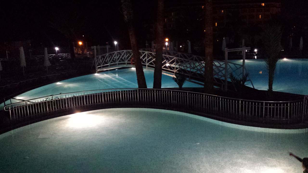 Pool Landschaft bei Nacht Seaden Corolla Hotel