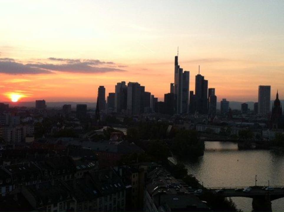 Skyline Blick vom Hotelzimmer Lindner Hotel Frankfurt Main Plaza, part of JdV by Hyatt