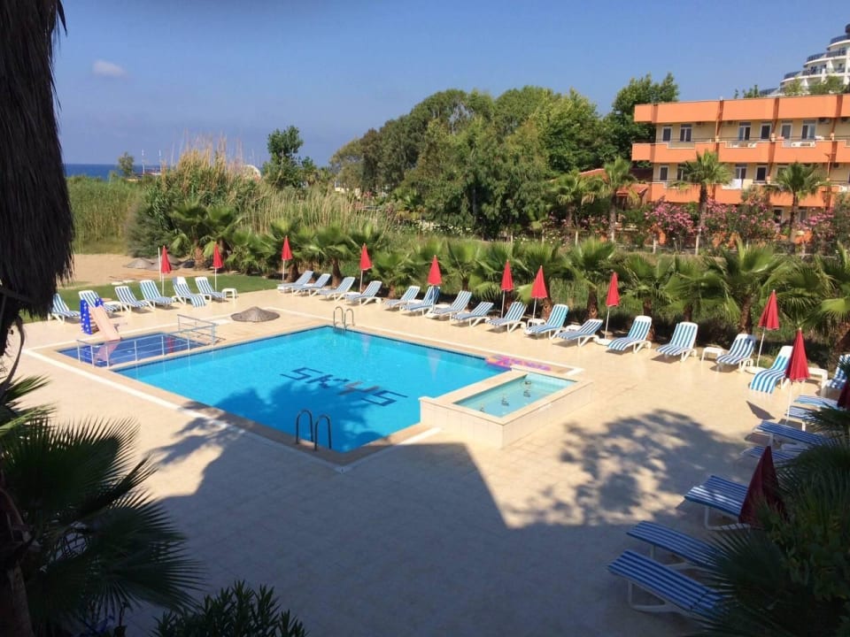 Blick von unserer Suite zum Pool Skys Hotel