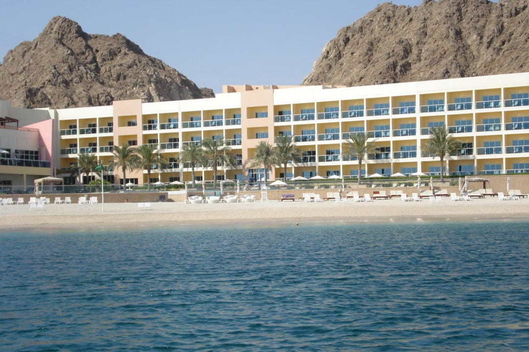 Hotel vomTretboot aus fotografiert Radisson Blu Resort Fujairah