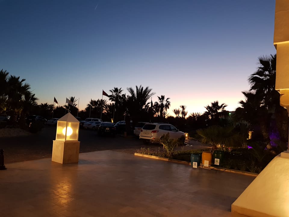 Sonnenuntergang vor dem Hoteleingang Iberostar Waves Mehari Djerba