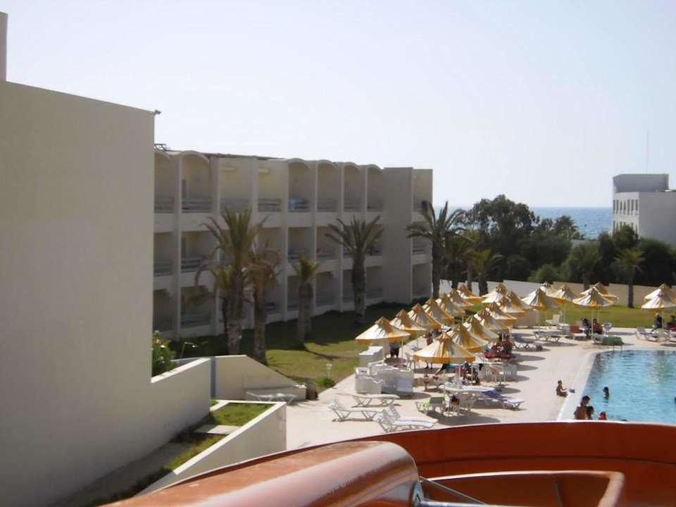 Pool, Liegen und Zimmer von Oben Omar Khayam Resort & Aquapark