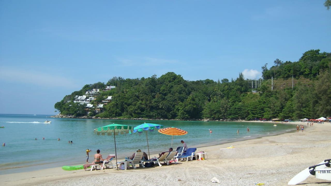 Камала бич от отеля идти минут 10 Radisson Resort and Suites Phuket