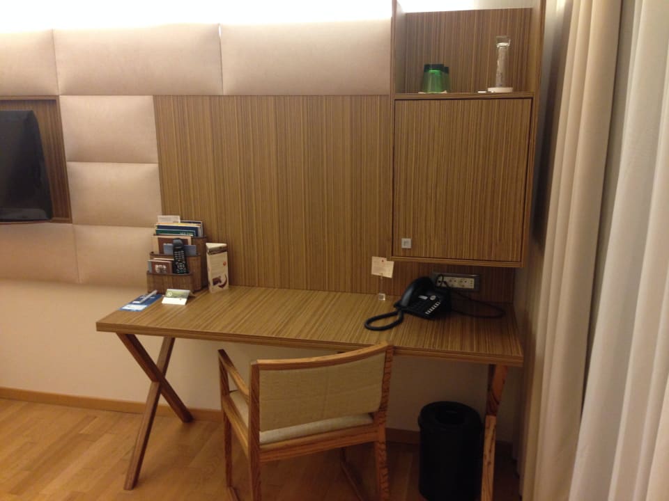 Arbeitsbereich/Minibar St. Martins Therme & Lodge Hotel