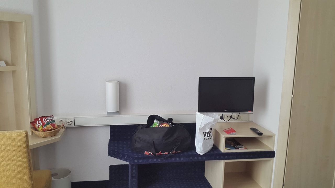 Tisch mit Fernseher IntercityHotel Kiel