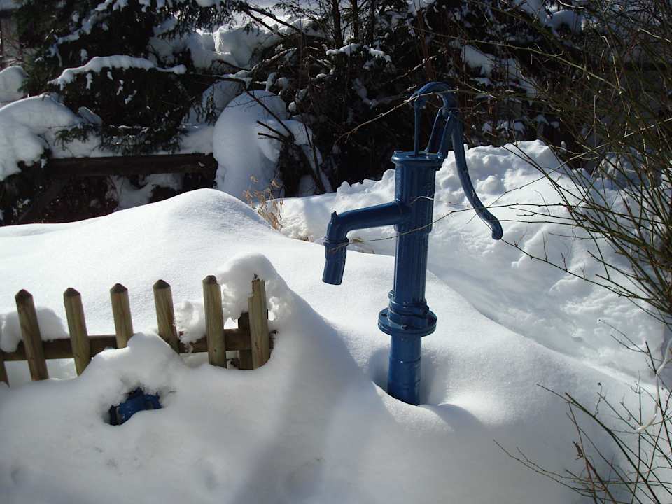 Winterimpression Terrasse vorm Schwimmbad Villa Relax - Ferienwohnungen mit Hallenbad & Relaxgarten