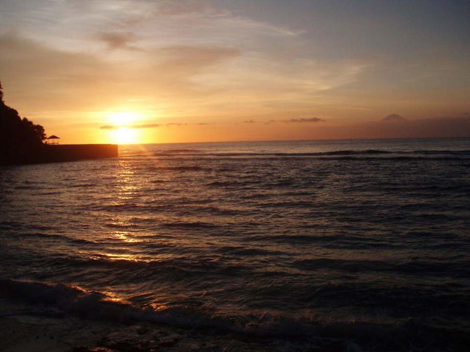 Sonnenuntergang Hotel Alang-Alang Boutique Beach Resort