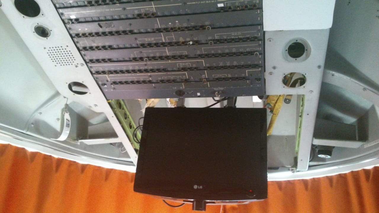 Instrumententafel über dem Bett Hostel Jumbo Stay