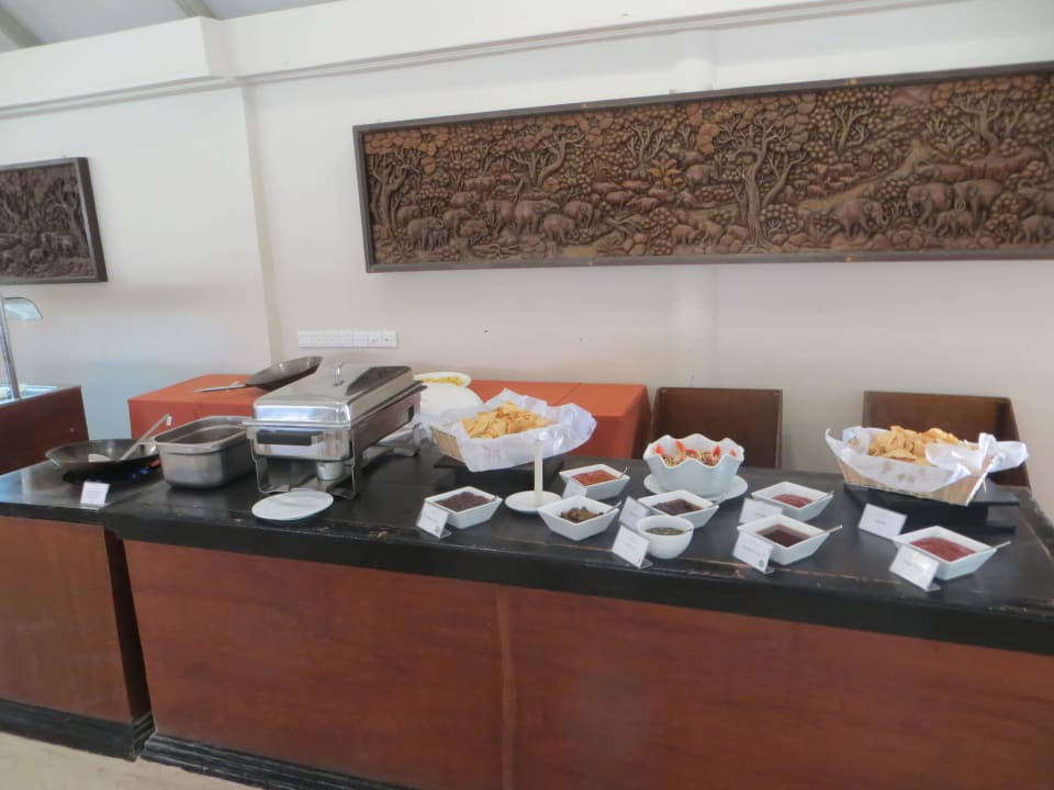 Mittag-Essen im Main Restaurant Adaaran Select Hudhuran Fushi - Premium All Inclusive