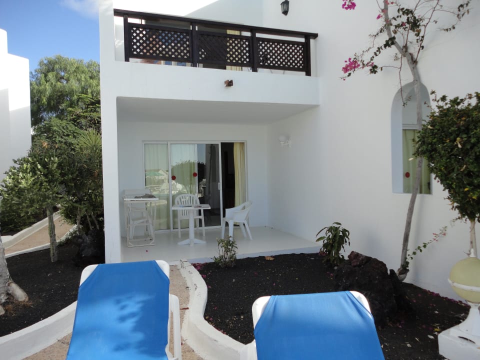 Terrasse mit Liegen Hotel Fayna