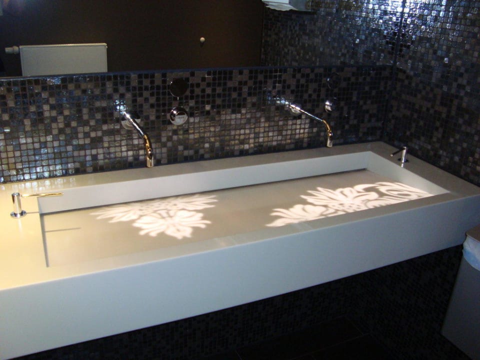 Gästetoilette mit witzigem Waschbecken Motel One Hamburg Airport