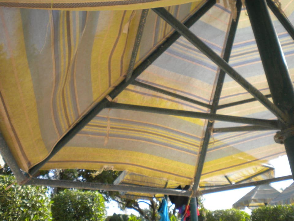 Ziemlich kaputte Schirme BM Beach Hotel