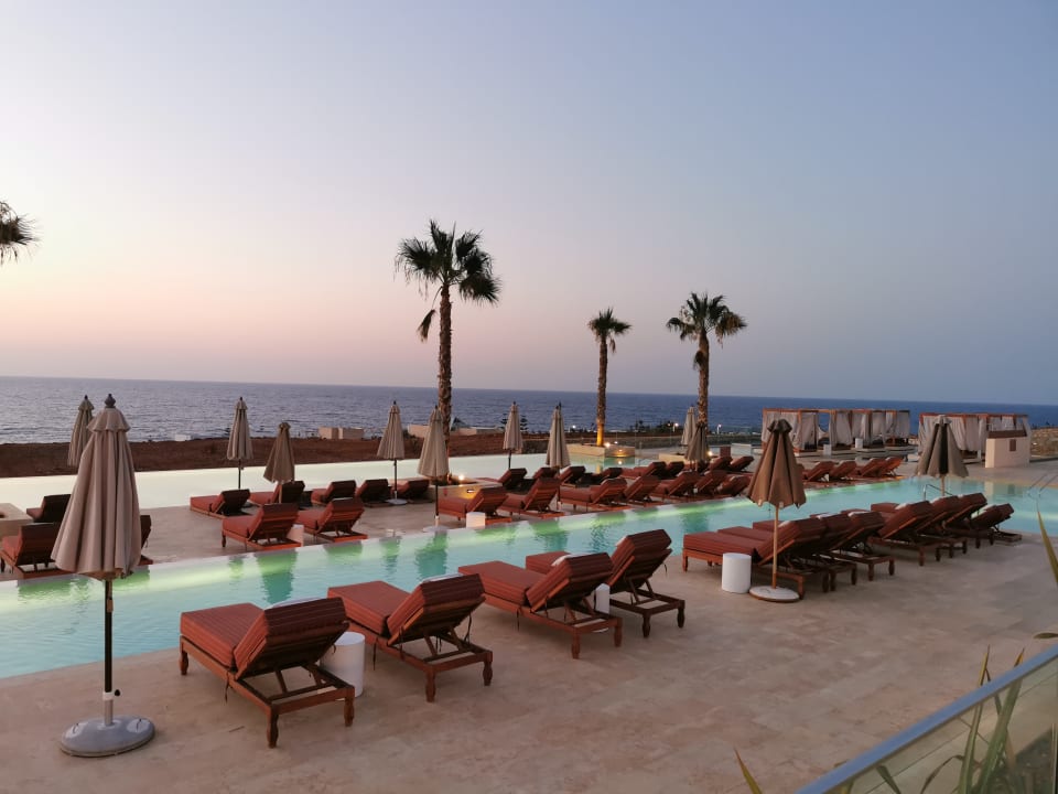 Pool The Royal Senses Resort, Curio Collection by Hilton