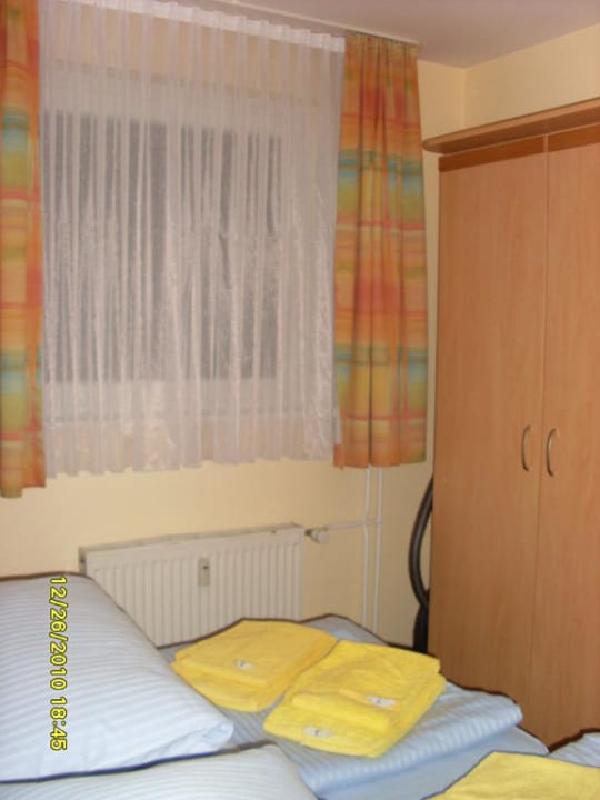 Schlafzimmer mit Kleiderschrank Ferienwohnungen Ferienpark Weissenhäuser Strand