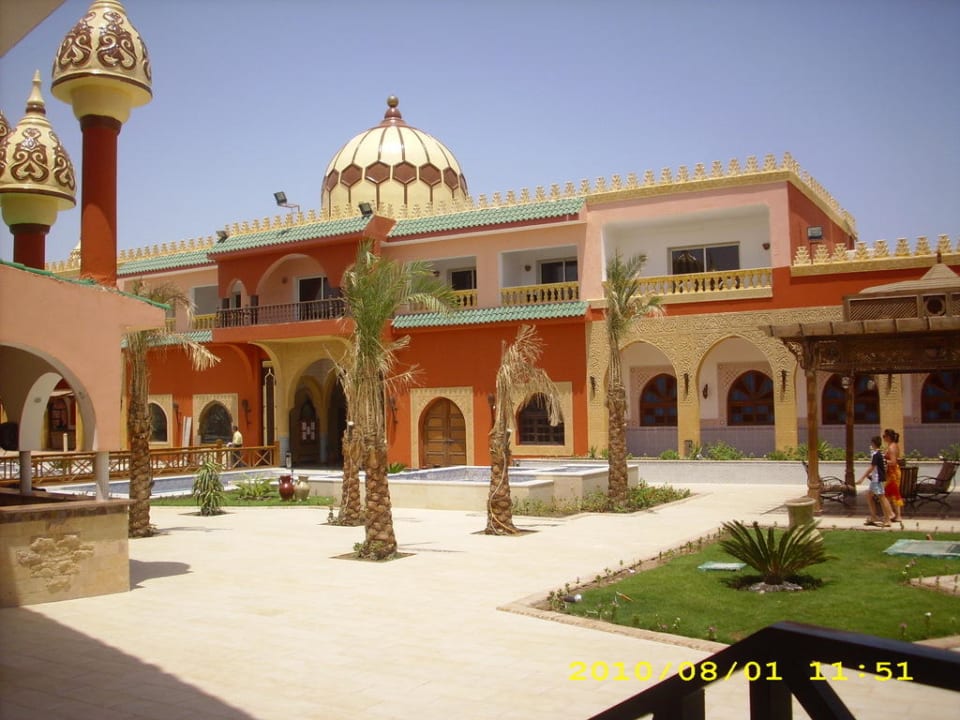 Vorplatz der Freilichtbühne Pickalbatros Alf Leila Wa Leila Resort - Neverland Hurghada