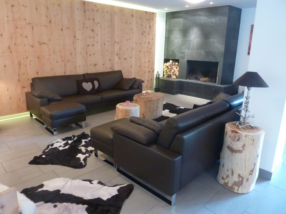 Lounge bei Rezeption Hotel Chesa Surlej