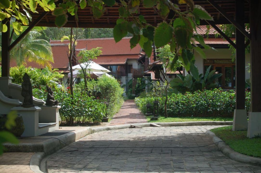 Haupteingang des Hotels Khaolak Bhandari Resort & Spa