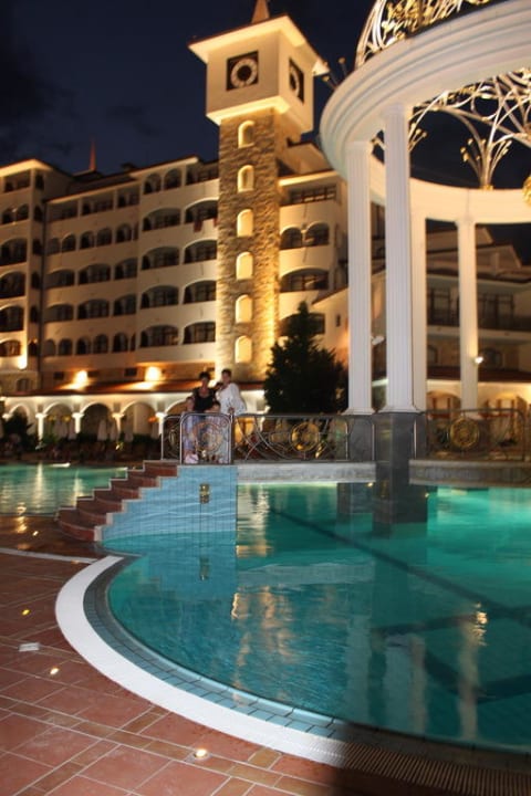 Hotel bei Nacht Helena Sands