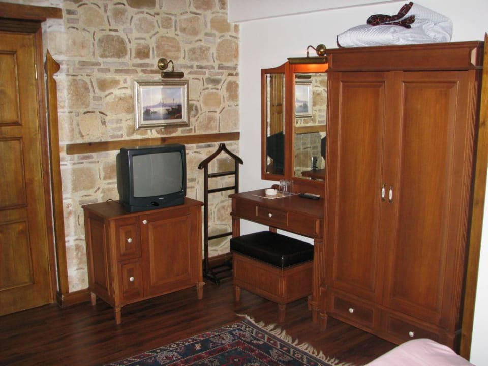 Fernseher, Schminktisch und Schrank Dogan Hotel by Prana Hotels & Resorts