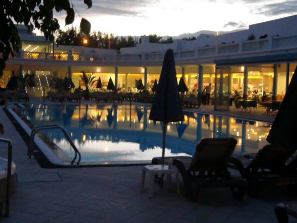 Restaurant von außen und Pool Hotel Las Costas