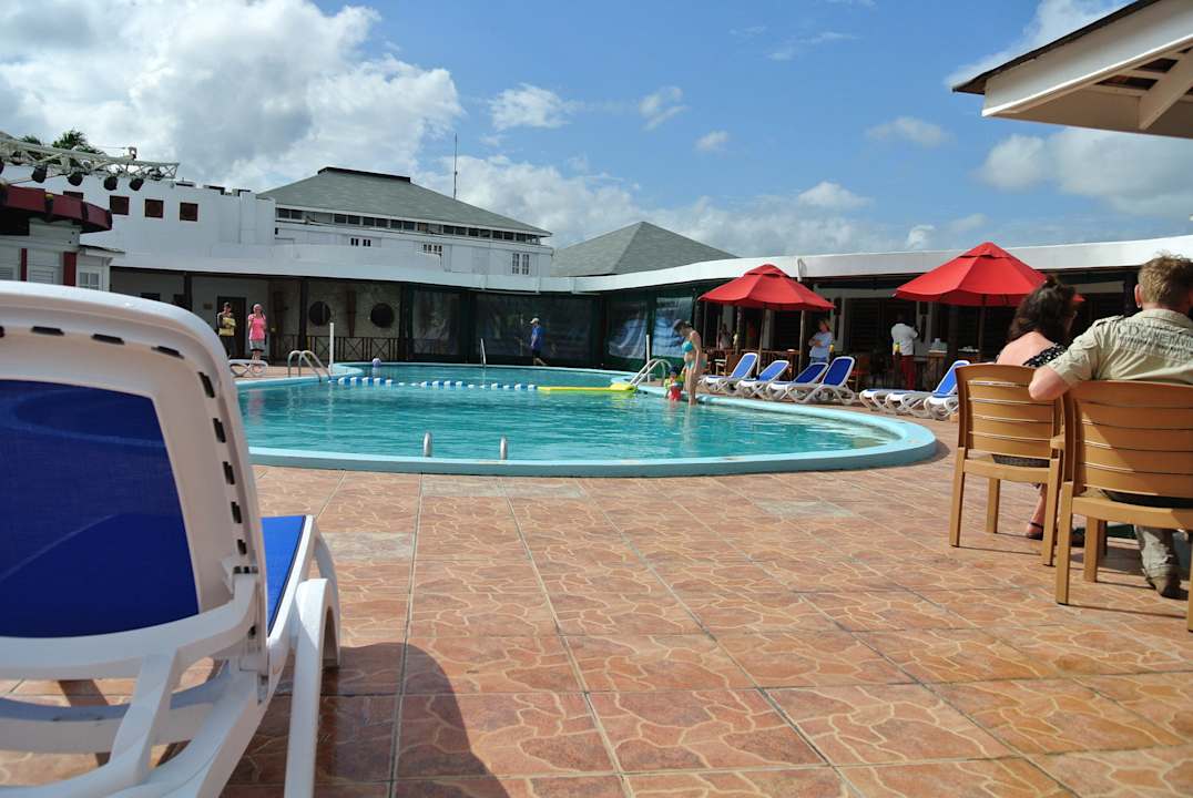 Hauptpool beim Buffetrestaurant Grand Muthu Club Caribbean Runaway Bay