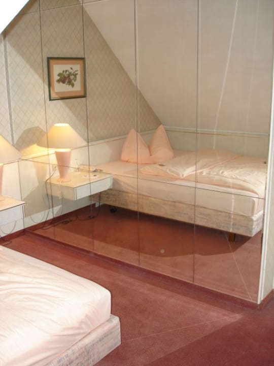 Die Spiegelwand im Zimmer  Hotel SchreiberHof