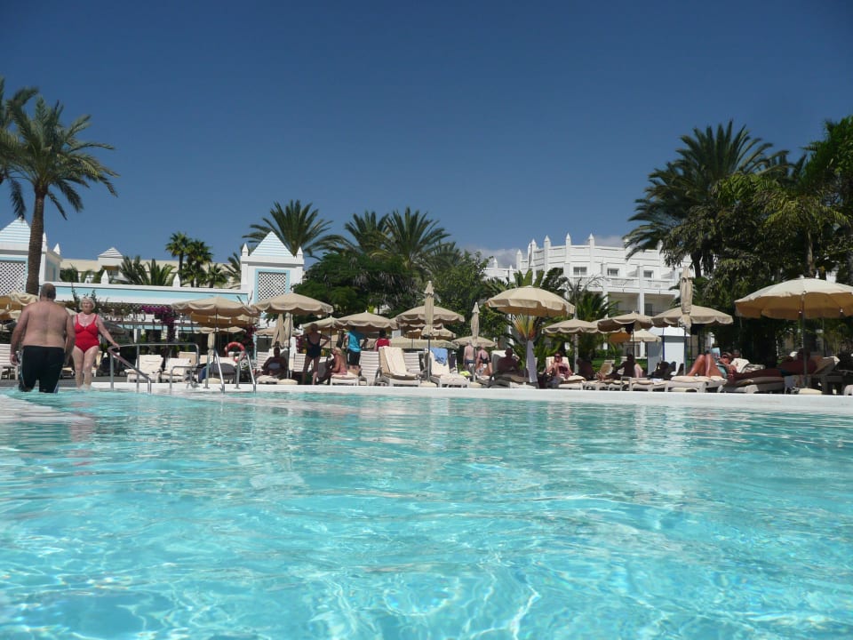 Blick aus dem Waser auf die Poolbar Hotel Riu Palace Meloneras