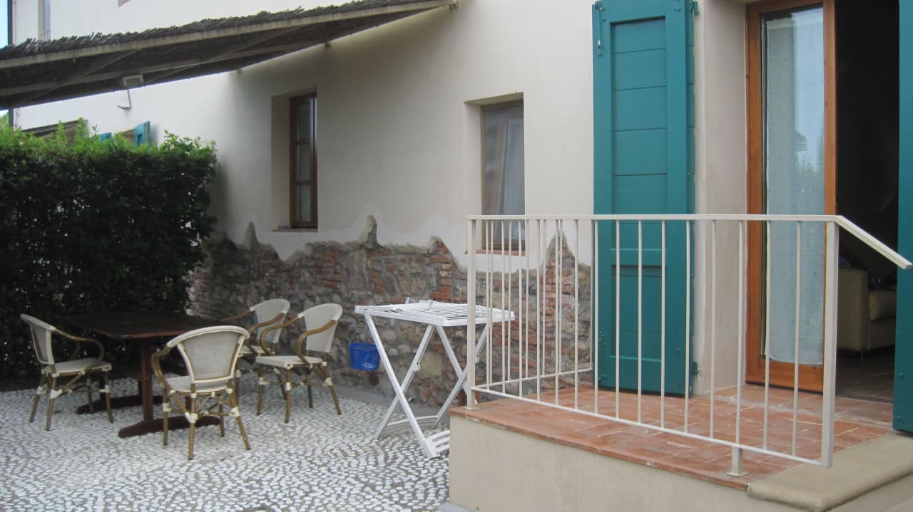 Essplatz vor dem Haus Casale Al Pino