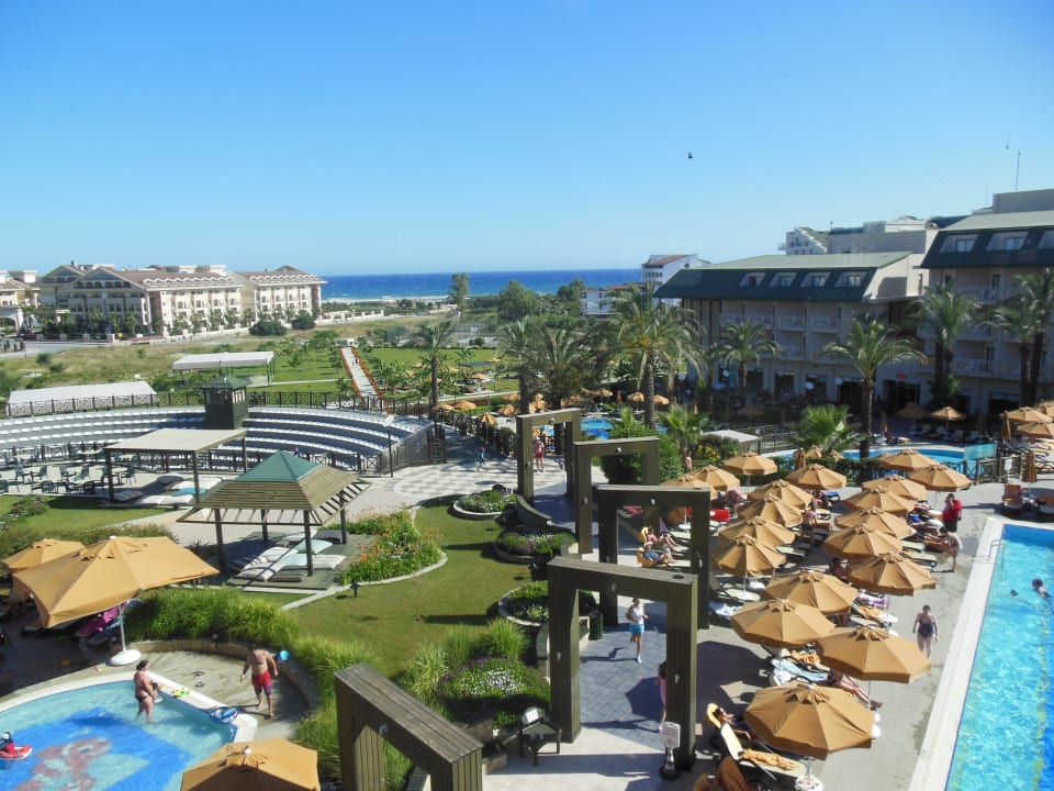 Gartenanlage mit Nebengebäude und einem Teil der P Hotel Novum Garden Side