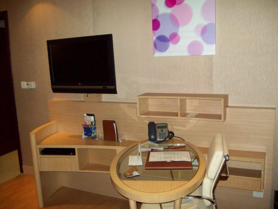 Schreibtisch mit TV Emirates Grand Hotel