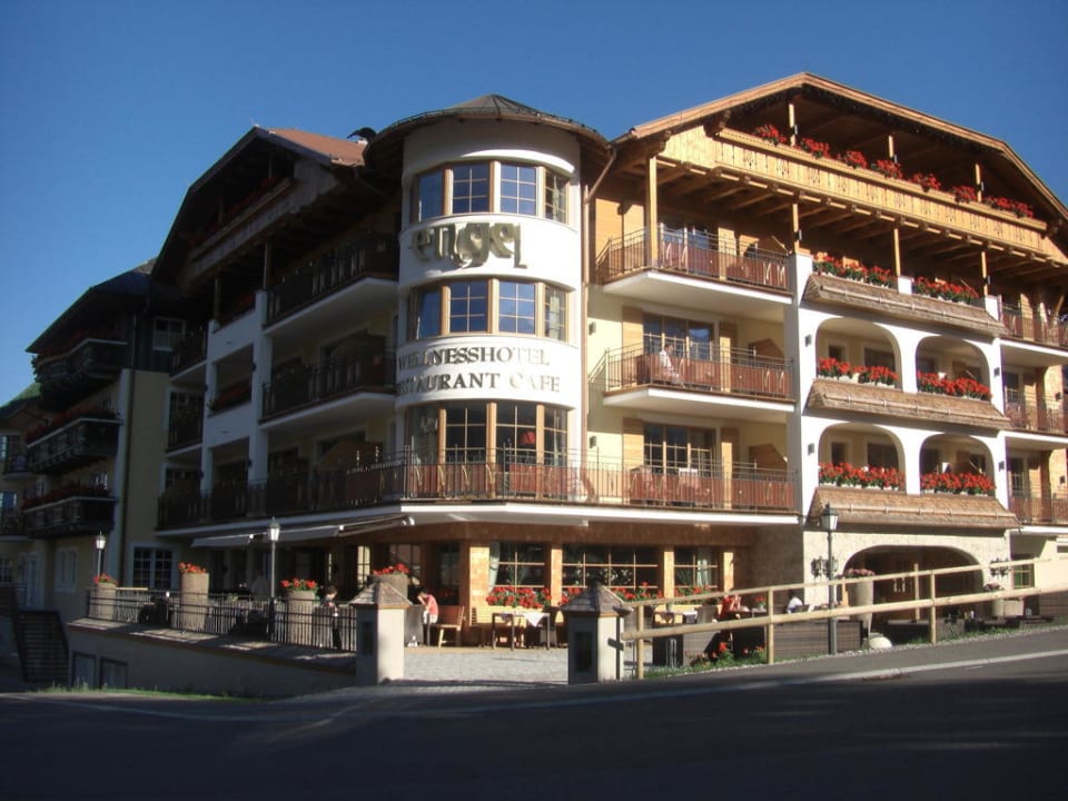 Frühstücksterrasse mit Sonnenschein Wellnesshotel Engel