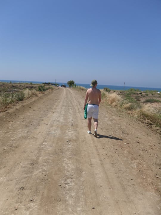 Weg zum Strand Semoris Hotel