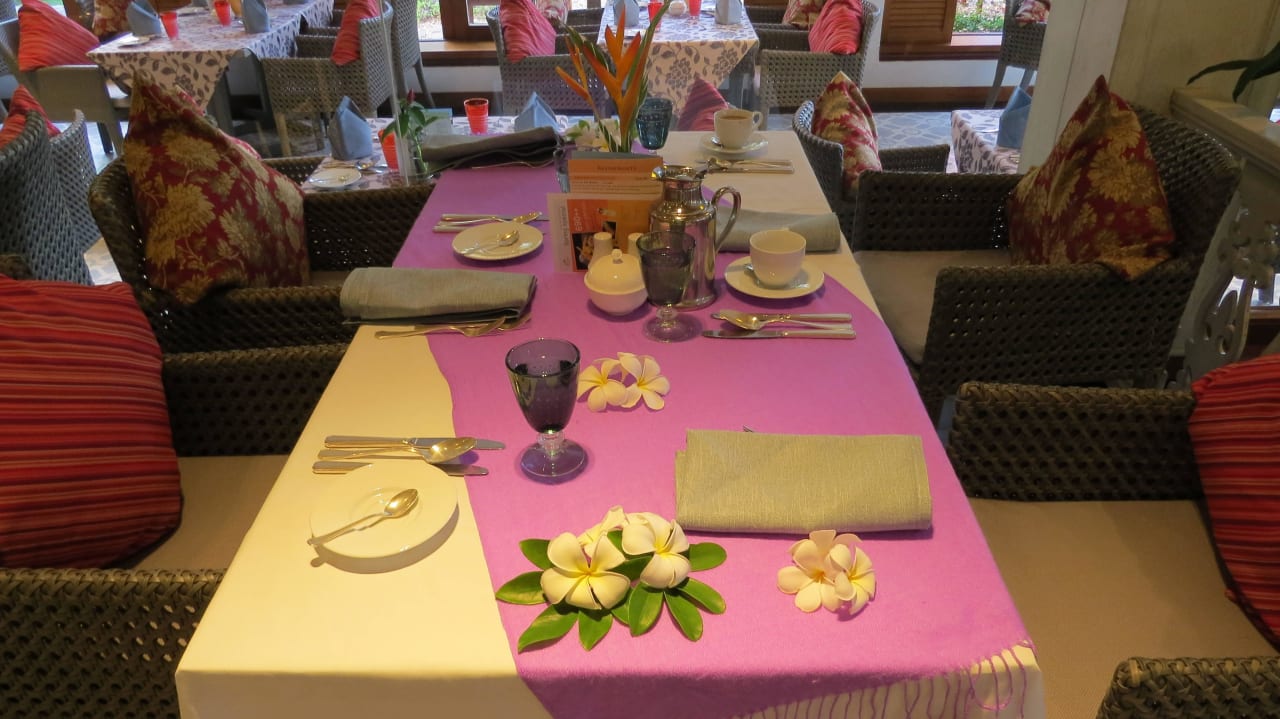 Tisch zum Frühstück für Geburtstagskind Santiburi Koh Samui