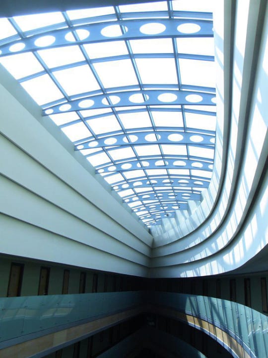 Einer der Hotelflügel von Innen Royal Wings Hotel